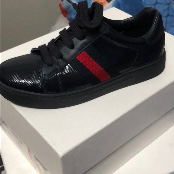 Gucci sneaker navy blue with red like new
